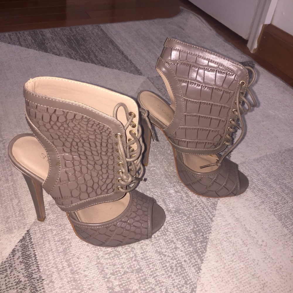 Tan/ faux animal print lace up pump